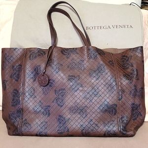 Bottega Venetta Tote Bag
12 inches height
16 inches width
19 inches too 2 bottom